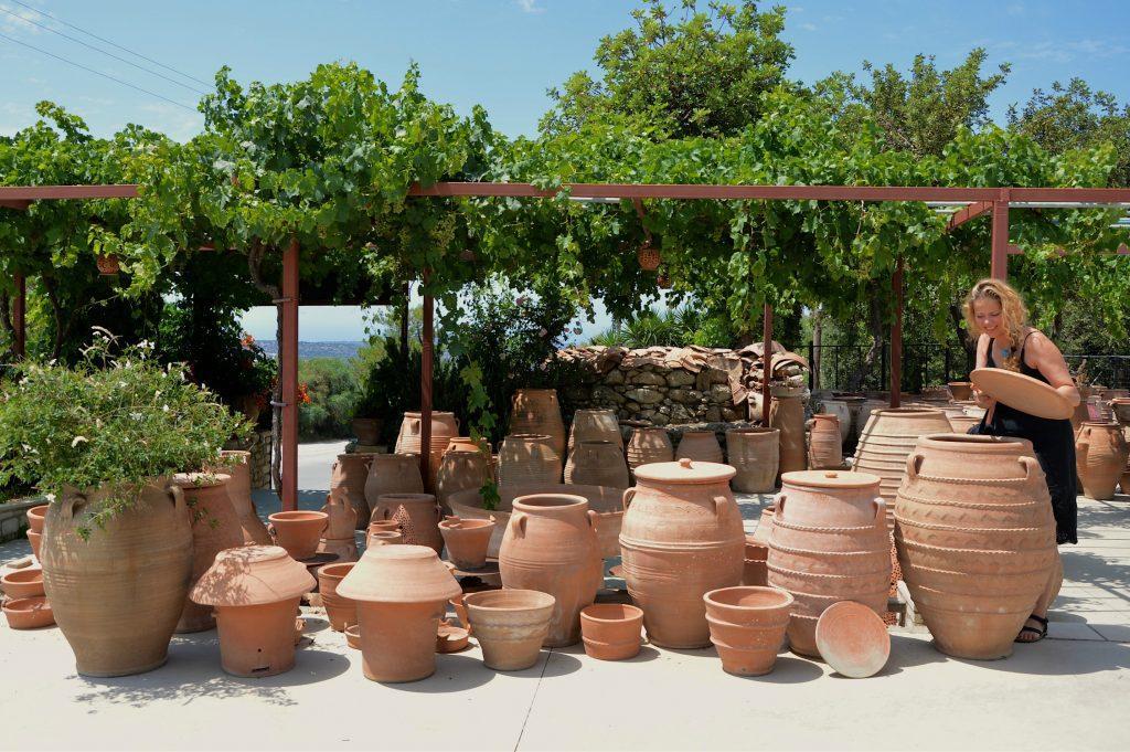 Noemi admiring the Cretan amphoras